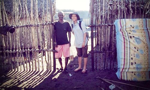 Cô nàng 9x cùng người dẫn đường bản địa ở Sainte Luce, Madagascar.