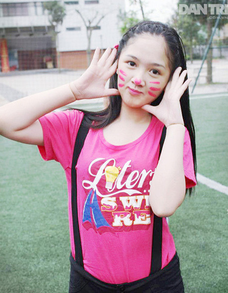 Cô bạn lớp 10 chuyên Văn nhỉ nhảnh tham gia Ngày hội thể thao ở trường