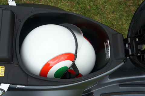 Cốp xe để vừa vặn 2 mũ bảo hiểm loại nửa đầu