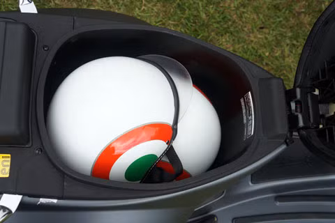 Cốp xe để vừa vặn 2 mũ bảo hiểm loại nửa đầu