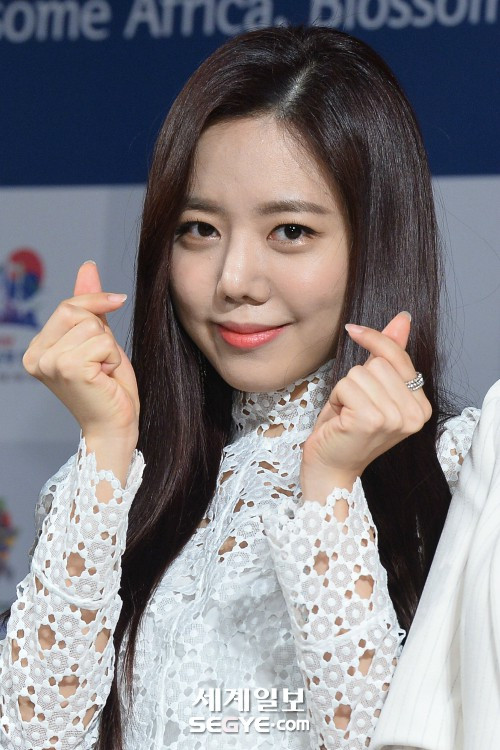 Fans tranh cãi vì gương mặt lệch vẹo của thần tượng nhóm Apink ảnh 1