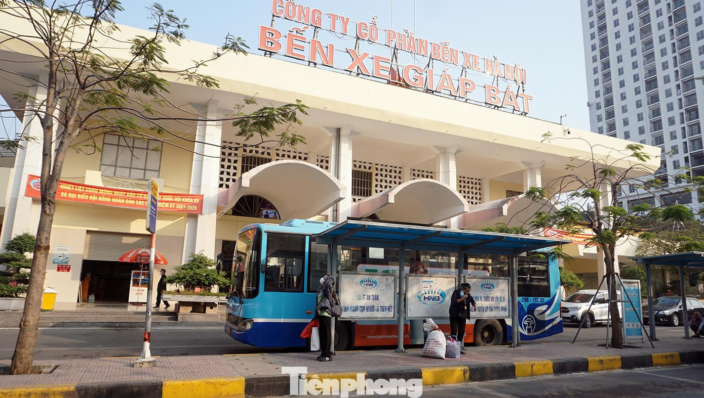 Bến xe Giáp Bát là một trong những bến xe lớn nhất Hà Nội có lượng người và phương tiện đi, đến mỗi ngày rất lớn. Do đó, việc lắp đặt máy quét mã Qr Code sẽ giúp công tác truy vết phòng chống dịch thuận lợi.