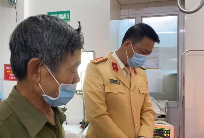 Cán bộ Thủy đoàn I thăm hỏi người phụ nữ.