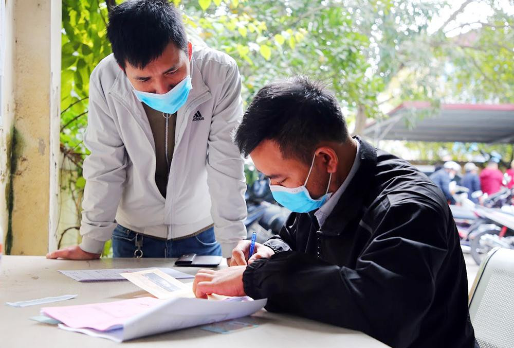 Số lượng người làm thủ tục đông, lực lượng CSGT Hà Nội bố trí cán bộ chiến sĩ làm việc cả thứ 7 và chủ nhật để giải quyết hồ sơ.