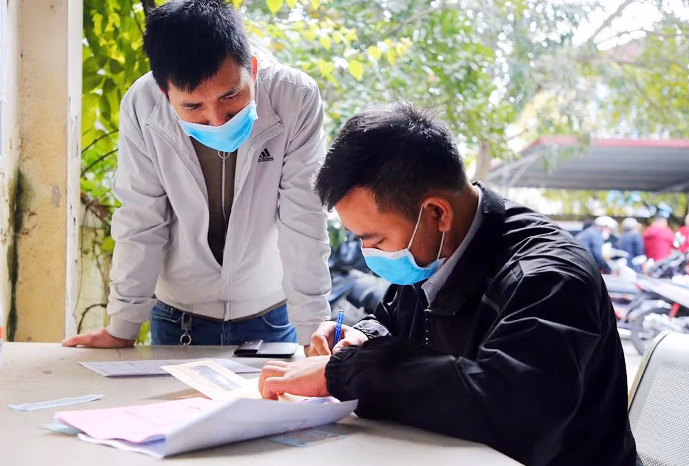 Số lượng người làm thủ tục đông, lực lượng CSGT Hà Nội bố trí cán bộ chiến sĩ làm việc cả thứ 7 và chủ nhật để giải quyết hồ sơ.