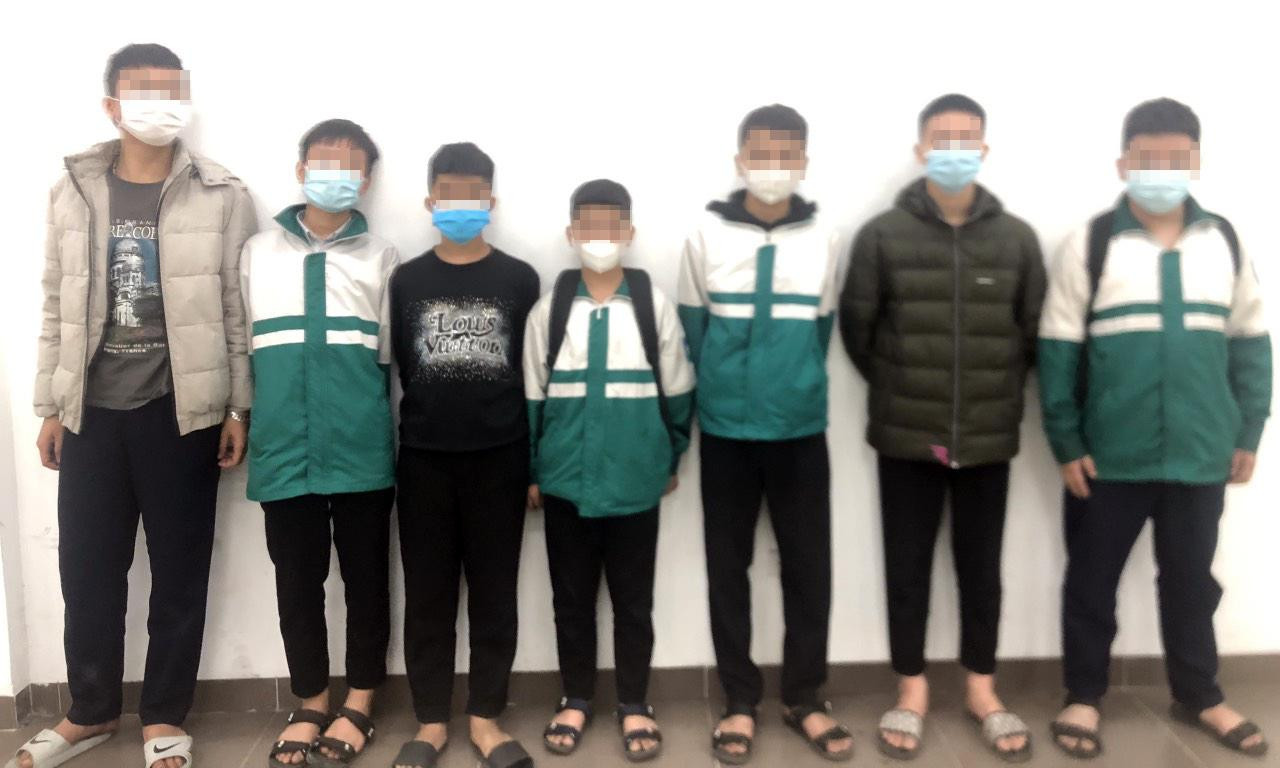 Nhóm thiếu niên có hành vi ném gạch vào ô tô.