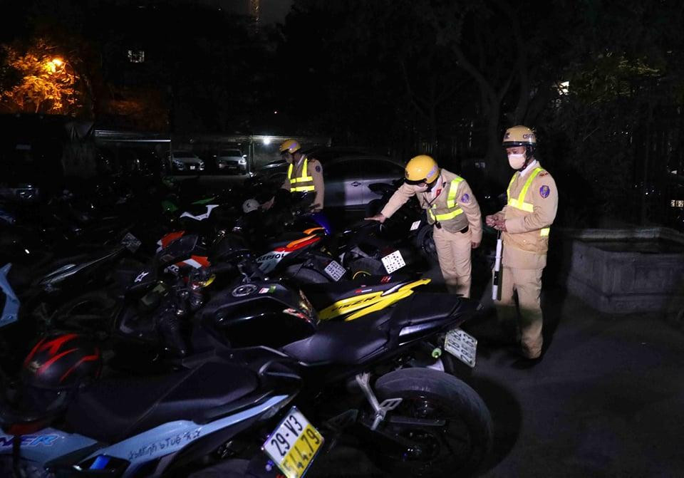 2 tổ công tác chốt tại chỗ và phối hợp với tuần tra lưu động trên dọc tuyến đường Võ Chí Công. 2 tổ công tác chốt tại chỗ và phối hợp với tuần tra lưu động trên dọc tuyến đường Võ Chí Công.