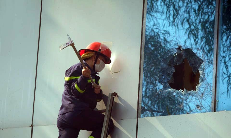 Lực lượng PCCC phá cửa kính bên ngoài. Lực lượng PCCC phá cửa kính bên ngoài.