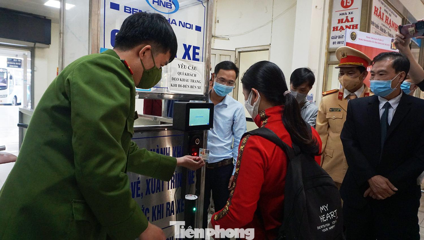 Hành khách được hướng dẫn dùng thẻ CCCD gắn chíp quét mã QR Code.