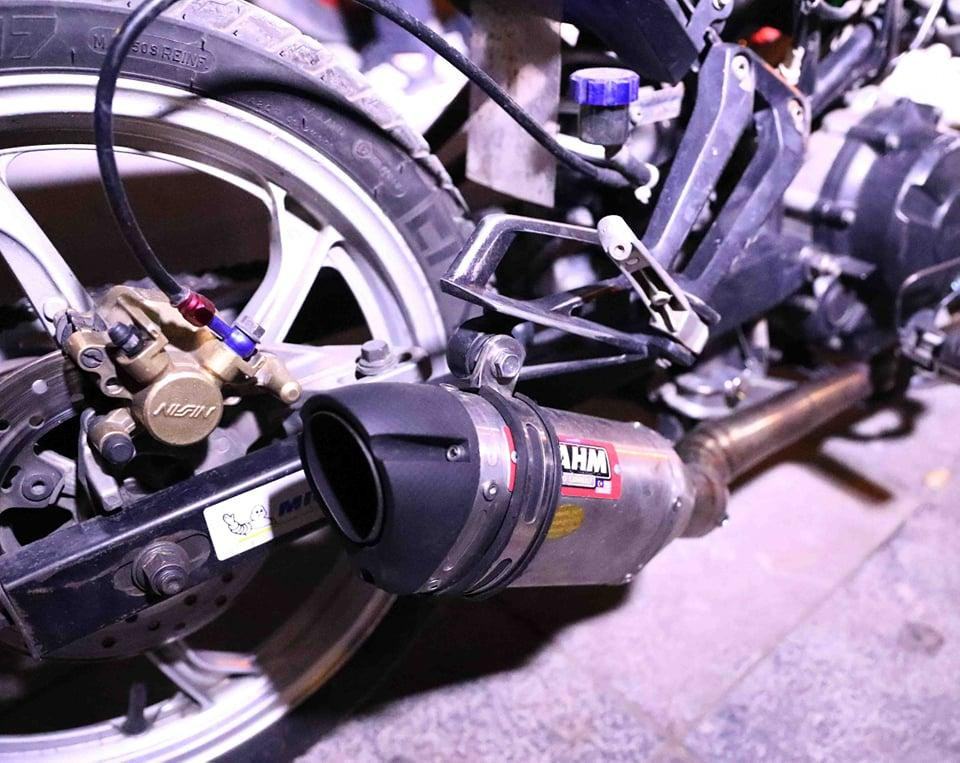 Hầu hết các phương tiện được “độ” lại để phục vụ các thanh niên chơi xe nhằm phát ra những tiếng nổ inh ỏi. Hầu hết các phương tiện được “độ” lại để phục vụ các thanh niên chơi xe nhằm phát ra những tiếng nổ inh ỏi.