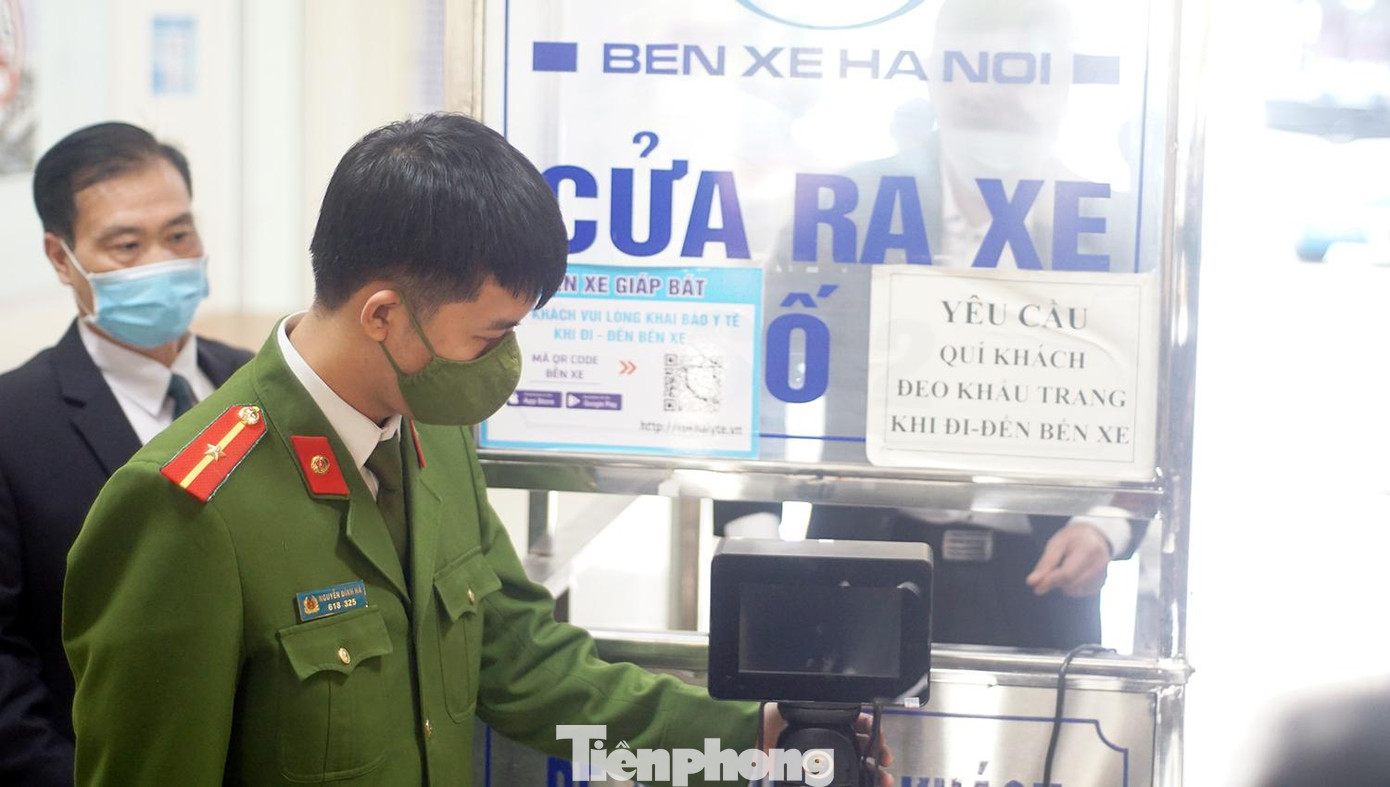 Chiều 23/12, Trung tâm dữ liệu quốc gia về dân cư trực thuộc Cục Cảnh sát Quản lý hành chính về trật tự xã hội (C06) phối hợp với Phòng Cảnh sát Giao thông Hà Nội và hai bến xe Giáp Bát, Mỹ Đình lắp đặt máy quét mã Qr Code tại cửa ra vào bến xe.