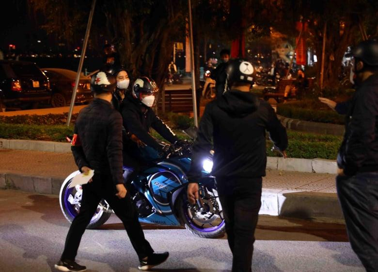 Tối 18/12, tổ công tác liên ngành Hà Nội triển khai lực lượng ngăn chặn, xử lý gần 100 “quái xế” chạy tốc độ cao, nẹt pô, đánh võng… Tối 18/12, tổ công tác liên ngành Hà Nội triển khai lực lượng ngăn chặn, xử lý gần 100 “quái xế” chạy tốc độ cao, nẹt pô, đánh võng…