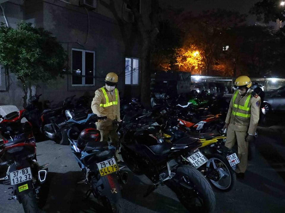 Tại khu vực vườn hoa Lạc Long Quân, tổ công tác phát hiện, kiểm tra hàng chục thanh niên đang tụ tập, nẹt pô. Tại khu vực vườn hoa Lạc Long Quân, tổ công tác phát hiện, kiểm tra hàng chục thanh niên đang tụ tập, nẹt pô.