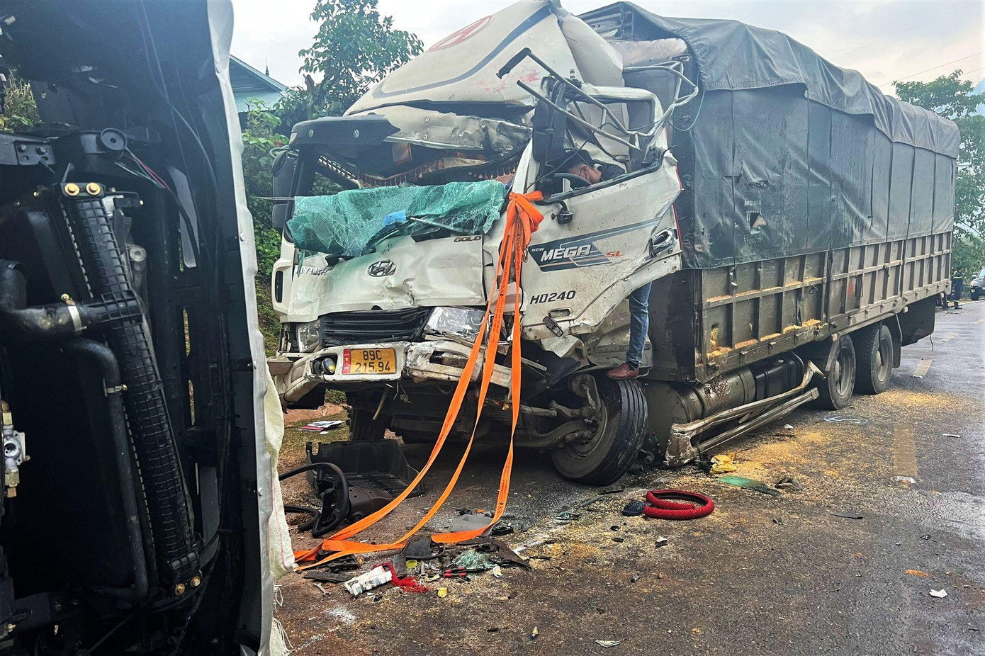 Chiếc xe tải hư hỏng nặng phần đầu.