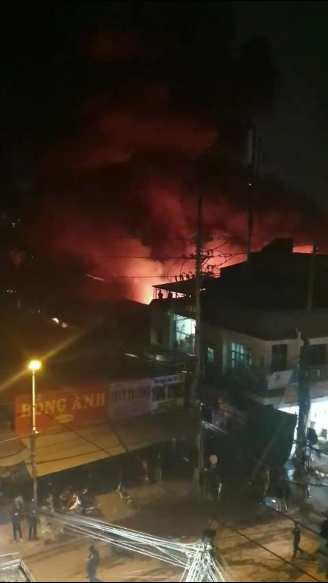 Lửa bùng phát dữ dội tại nhà kho rộng hơn 100m2.