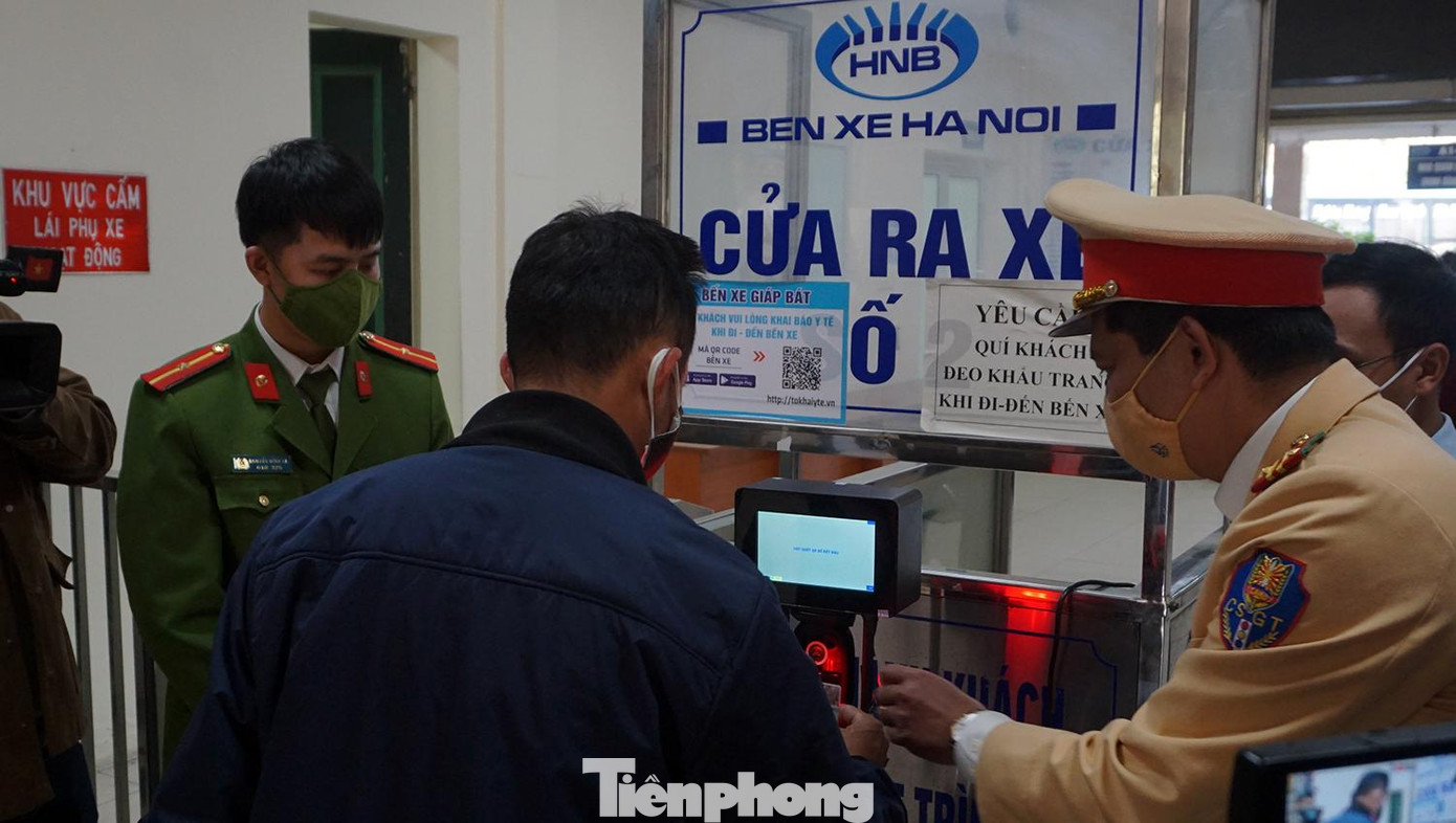 Trung tá Nguyễn Anh Tuấn - Đội phó Đội CSGT số 14 (Phòng CSGT Hà Nội) thông tin, sau khi khảo sát, Bến xe Giáp Bát có lượng người và phương tiện đi, đến rất lớn, do đó, đơn vị đã phối hợp với Cục C06 và bến xe, lắp đặt máy quét mã Qr Code tại cửa ra vào và hướng dẫn cho người dân thực hiện.