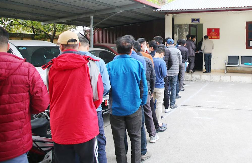 Sau ngày 31/12, các phương tiện ô tô kinh doanh vận tải chưa đổi biển số vàng sẽ bị xử phạt từ 2-4 triệu đồng đối với cá nhân còn đối với chủ xe là tổ chức, mức phạt là 4-8 triệu đồng.