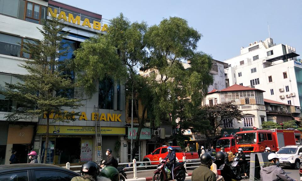 Hơn 1h đám cháy được dập tắt. Hơn 1h đám cháy được dập tắt.