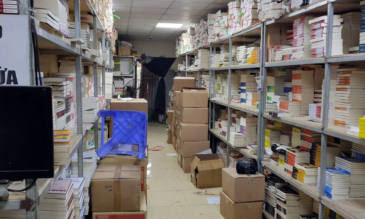 Số lượng lớn sách nghi in lậu.