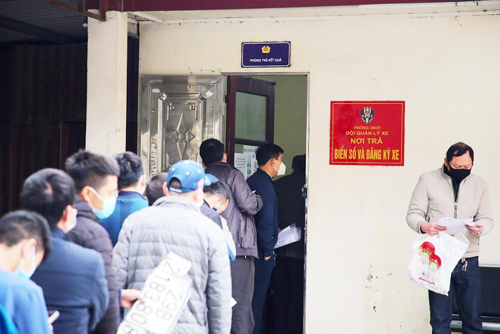 Đối với các phương tiện kinh doanh vận tải cấp biển số trước ngày 1/8/2020 thì phải đổi sang biển số màu vàng trước ngày 31/12/2021.