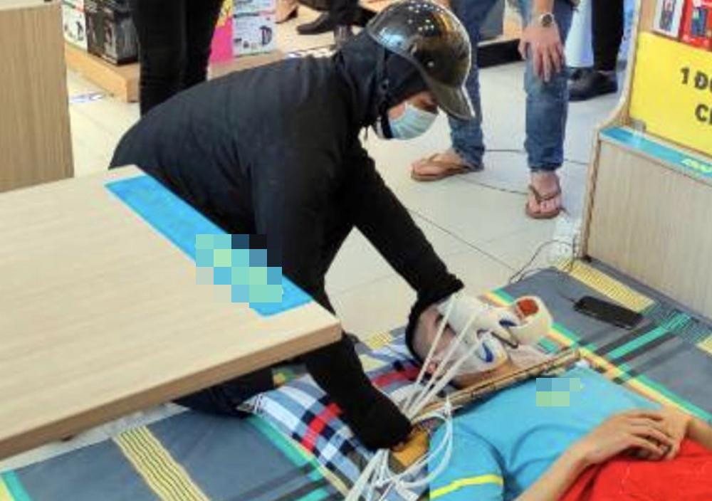 Chức kề dao khống chế nhân viên bảo vệ trong lúc ngủ say.