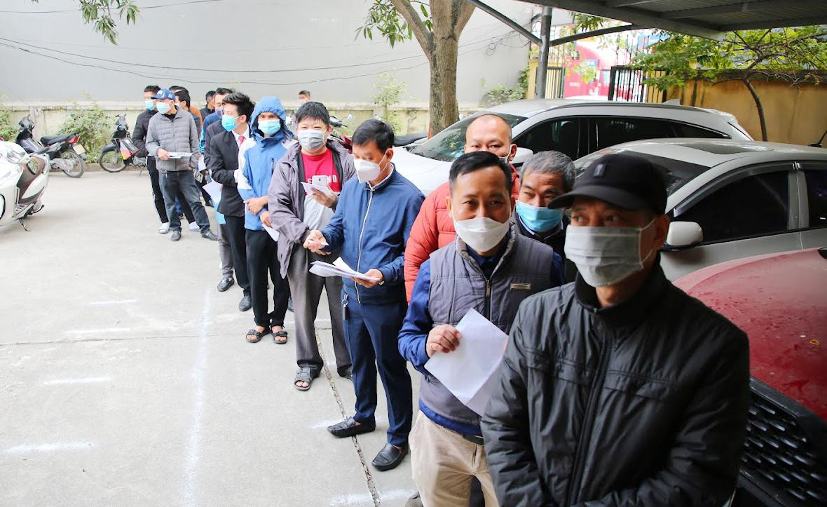 Ngày 28/12, rất đông người dân tới Đội đăng ký, quản lý phương tiện giao thông (cơ sở số 3) tại 179, đường Đặng Phúc Thông (huyện Gia Lâm, TP Hà Nội) làm thủ tục cấp đổi biển số sang màu vàng.