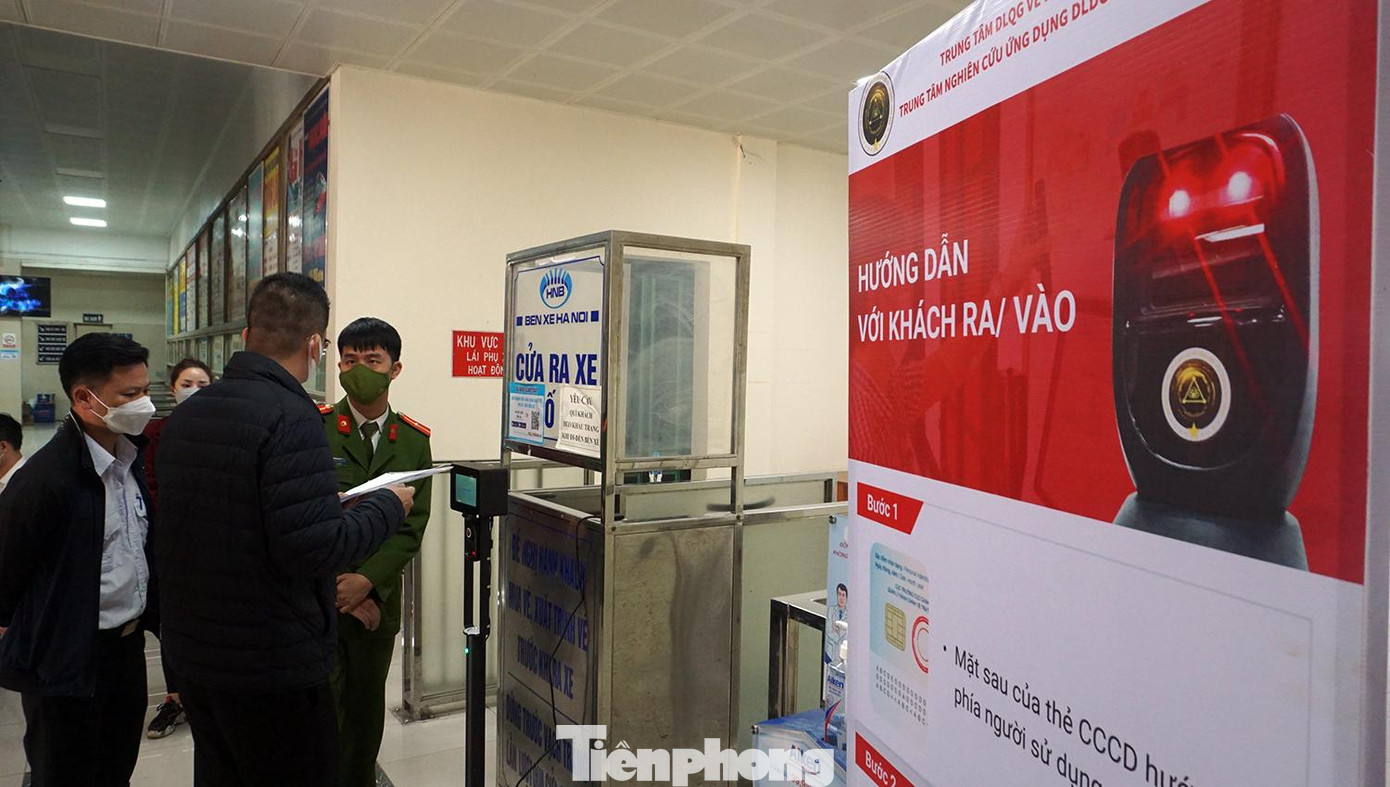 Máy có tác dụng quét mã Qr Code trên CCCD gắn chíp hay ứng dụng sổ sức khỏe điện tử, VNEID, PC-COVID… để phát hiện số mũi tiêm, khai báo y tế, lịch trình di chuyển và truy vết khi cần thiết.