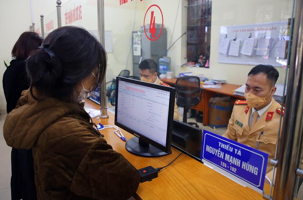 So với trước đây, số lượng người tới làm thủ tục cấp đổi biển số tại cơ sở số 3 tăng gấp đôi từ 70-80 người lên 140-150 người/ ngày.