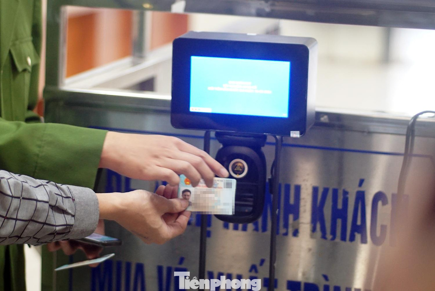 Người dân chỉ mất vài giây để quét mã Qr Code nên đảm bảo giữ khoảng cách, hạn chế tiếp xúc với cán bộ tại bến xe trong công tác phòng chống dịch.