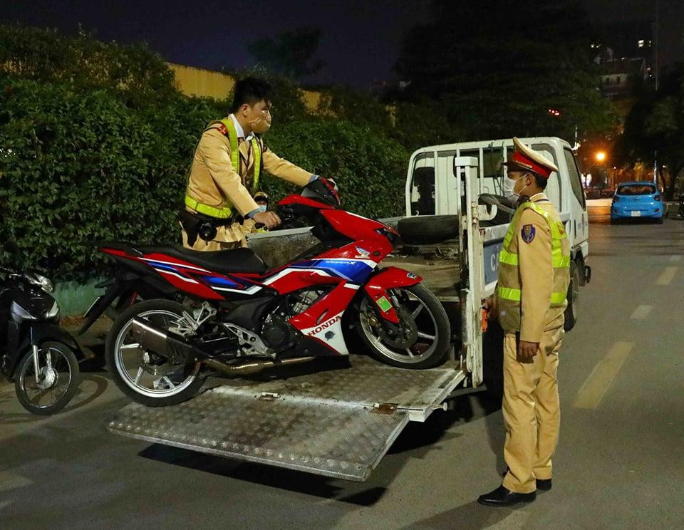 Lực lượng cảnh sát sẽ công khai và hóa trang, mật phục để đón lõng, xử lý các trường hợp điều khiển xe máy chạy tốc độ cao, nẹt pô gây mất an toàn giao thông. Lực lượng cảnh sát sẽ công khai và hóa trang, mật phục để đón lõng, xử lý các trường hợp điều khiển xe máy chạy tốc độ cao, nẹt pô gây mất an toàn giao thông.