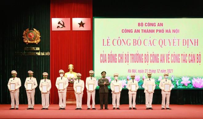 Giám đốc Công an Hà Nội trao quyết định điều động, bổ nhiệm cán bộ chủ chốt. Ảnh: ANTĐ Giám đốc Công an Hà Nội trao quyết định điều động, bổ nhiệm cán bộ chủ chốt. Ảnh: ANTĐ