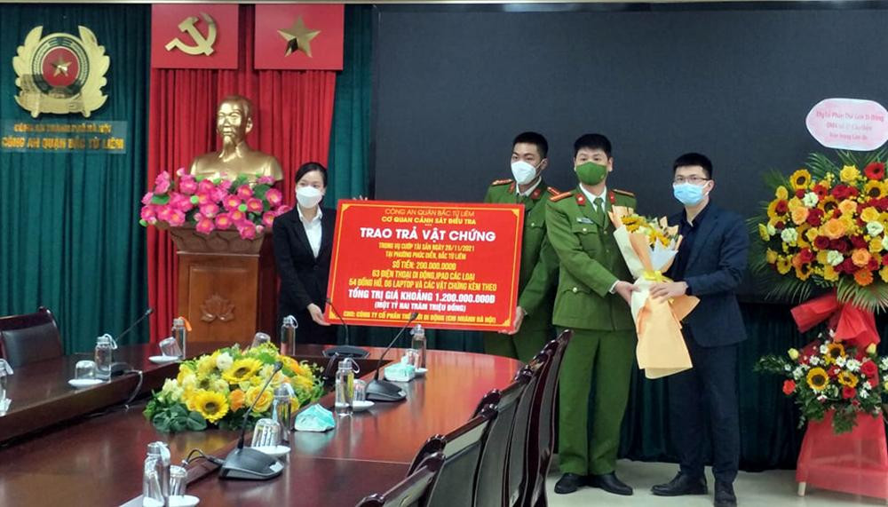 Công an quận Bắc Từ Liêm bàn giao số tài sản cho siêu thị điện máy.