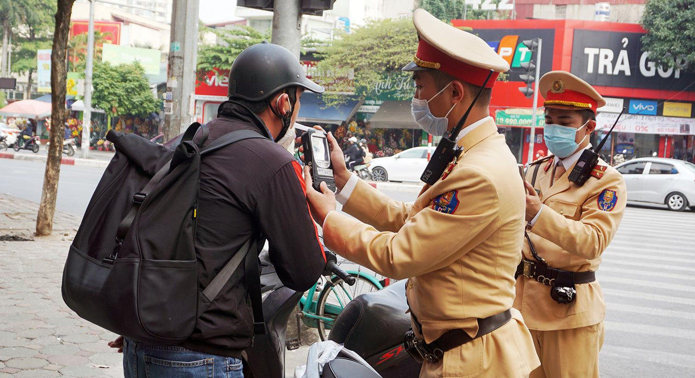 Cụ thể, chỉ trong vòng nửa tiếng đồng hồ có tới 5 trường hợp vi phạm nồng độ cồn và không ít thanh niên điều khiển xe máy không đội mũ bảo hiểm bị tổ công tác xử lý.