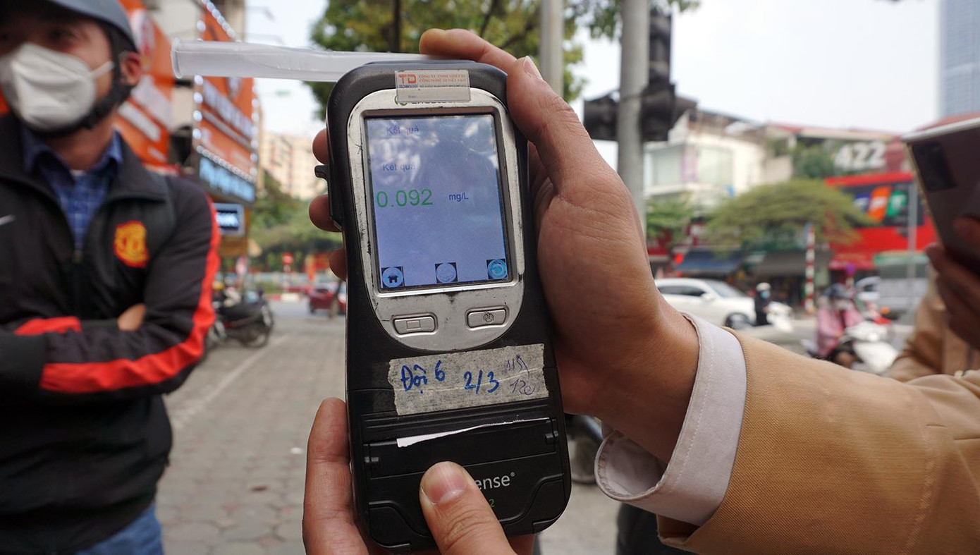 Anh N.T.T (SN 1980, quê Nam Định) bị tổ công tác dừng xe kiểm tra nồng độ cồn cho kết quả ở mức 0,039 miligam/1 lít khí thở. Người đàn ông cho biết, có đi liên hoan và uống bia với bạn bè vì xét nghiệm không mắc COVID-19. Đồng thời, nhận thức được việc uống bia rượu tham gia giao thông là vi phạm và ký vào biên bản xử phạt.