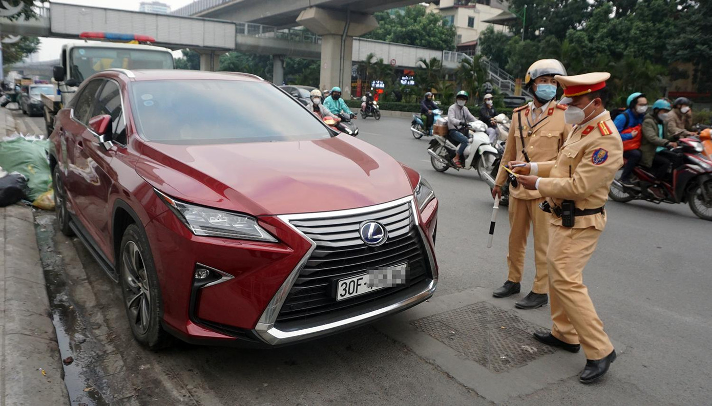 Thiếu tá Nguyễn Công Hà - Đội CSGT đường bộ số 7 cho biết, đối với các trường hợp dừng đỗ sai quy định lực lượng CSGT gặp một số khó khăn như việc lái xe gọi điện nhờ can thiệp xin bỏ qua vi phạm; một số lái xe lách luật khi dừng đỗ xe sai quy định bật đèn cảnh báo để khi bị lực lượng chức năng kiểm tra nói rằng xe gặp sự cố…