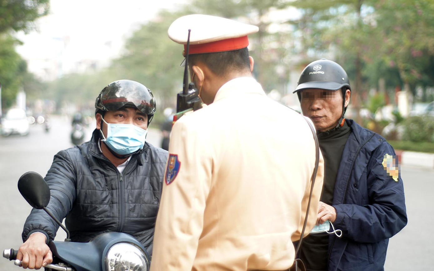 Đại uý Nguyễn Mạnh Tuấn - Đội CSGT đường bộ số 6 cho biết, trong đợt cao điểm đơn vị tập trung xử lý các lỗi không đội mũ bảo hiểm, vi phạm nồng độ cồn, ma túy, dừng đỗ và tránh vượt sai quy định, bởi đây là nguyên nhân chủ yếu dẫn đến ùn tắc giao thông và tai nạn giao thông.