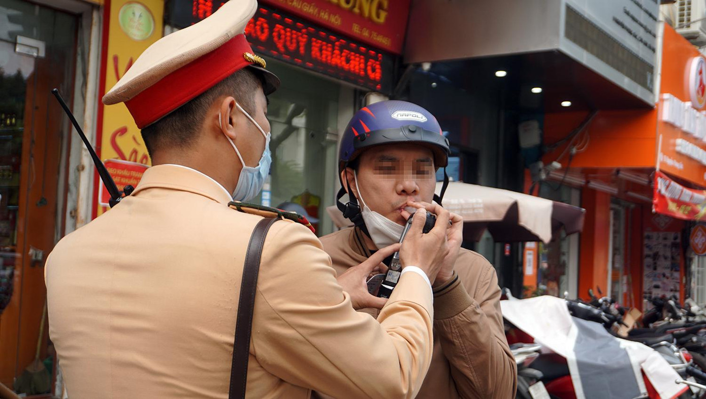 Đo nồng độ cồn tài xế. Ảnh: Thanh Hà Đo nồng độ cồn tài xế. Ảnh: Thanh Hà