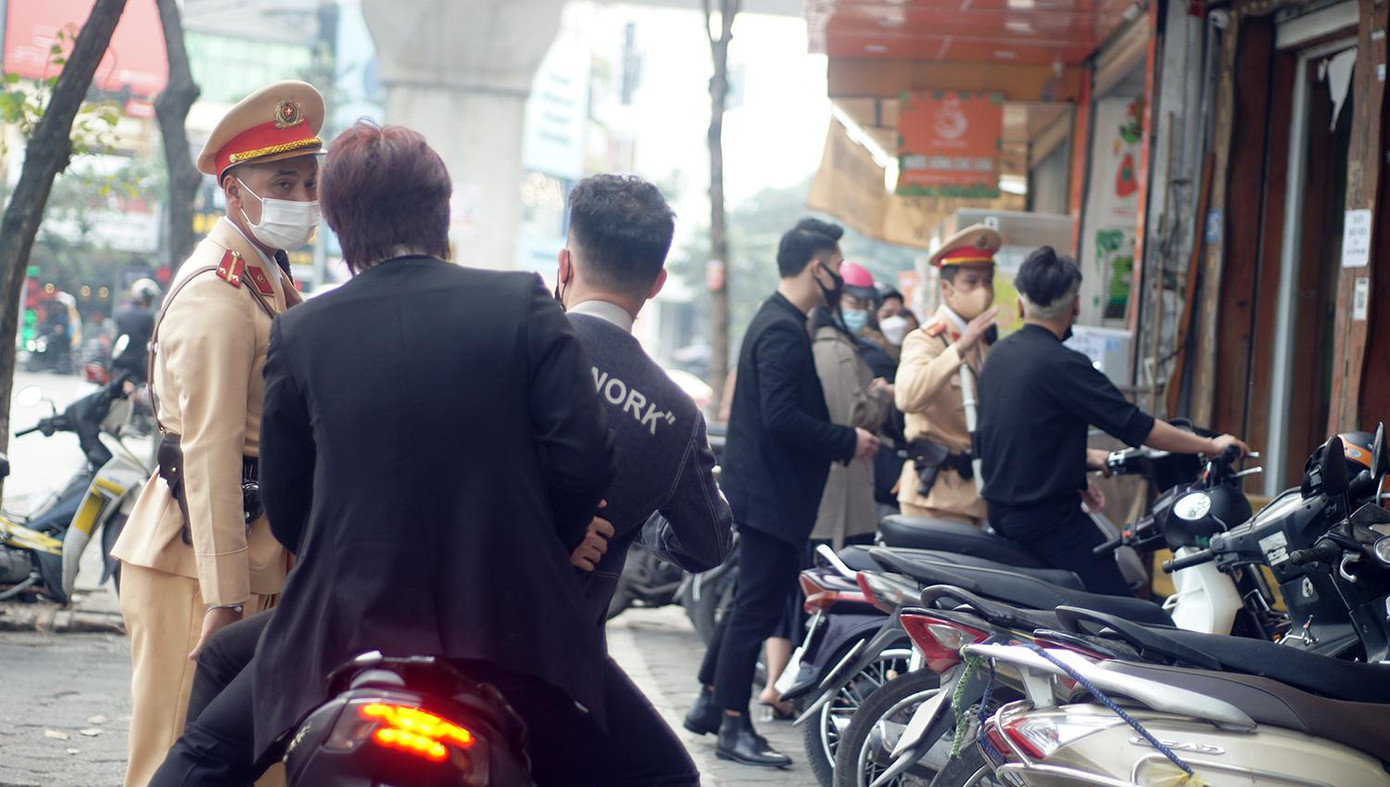 Tuy nhiên, trong quá trình xử lý, tổ công tác gặp không ít trường hợp bất hợp tác không chấp hành yêu cầu đo nồng độ cồn của cán bộ. Sau một hồi vận động, giải thích và cương quyết thuyết phục lái xe đã chấp hành.