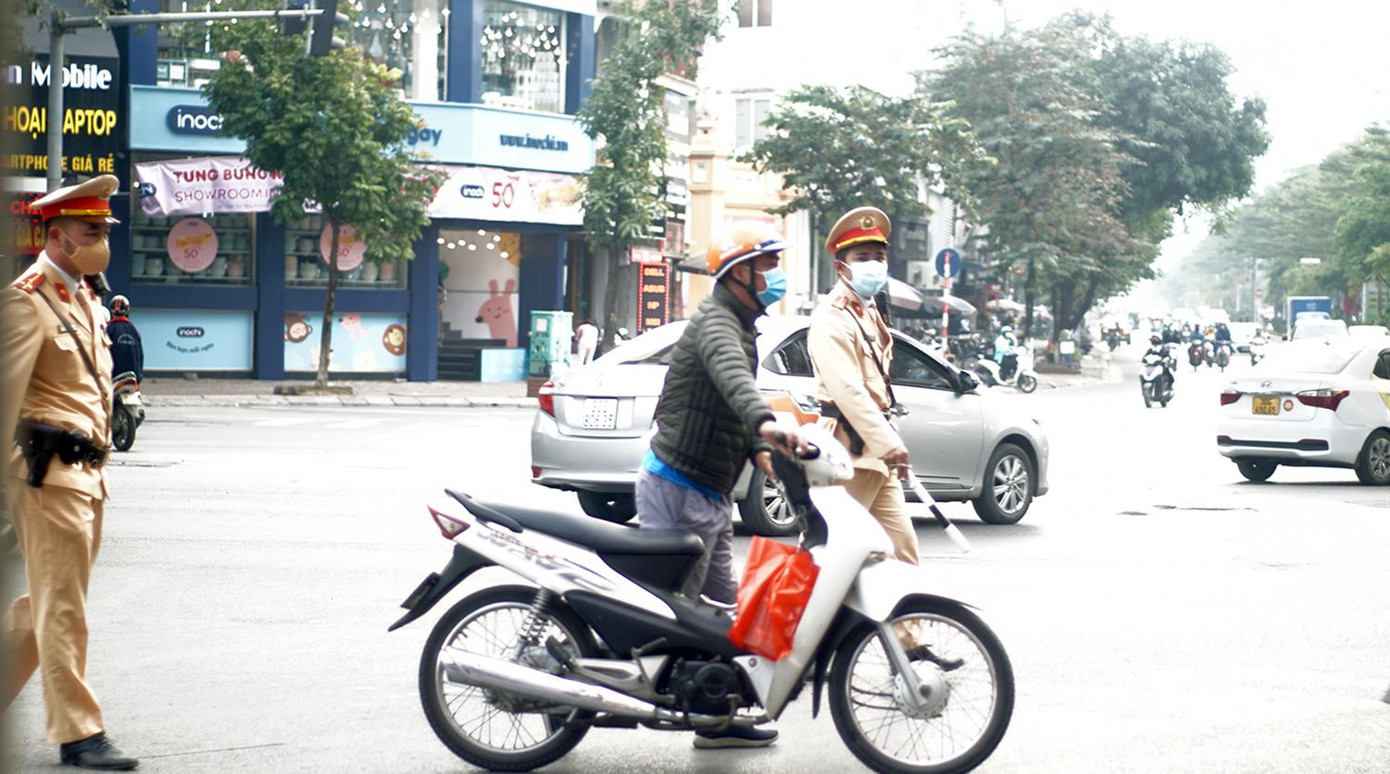 Lực lượng chức năng xử lý vi phạm trên các tuyến giao thông. Lực lượng chức năng xử lý vi phạm trên các tuyến giao thông.