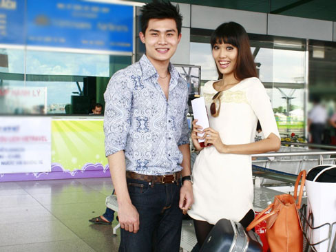 Lương Công Tuấn cùng bạn bè tiễn Lan Khuê lên đường