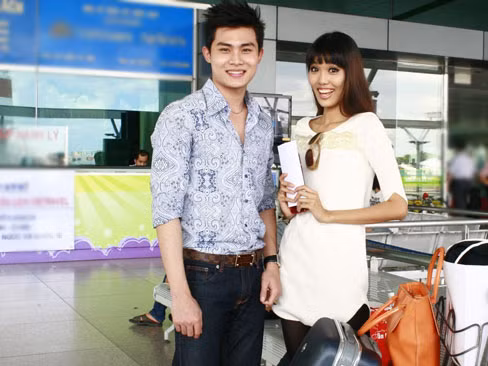 Lương Công Tuấn cùng bạn bè tiễn Lan Khuê lên đường