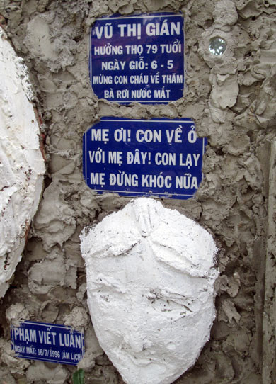 Không những tạc tượng người với hình thù chết chóc, ma quái, chủ nhân khu vườn còn khắc những dòng chữ cảnh báo như 