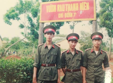 Lộ Lộ ở giữa và đồng đội khi ở trong quân ngũ. Lộ Lộ ở giữa và đồng đội khi ở trong quân ngũ