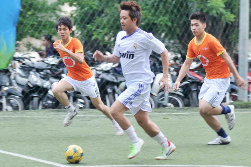 Không chỉ giỏi ca hát, các nghệ sĩ như Tuấn Hưng, The Men, Ưng Hoàng Phúc còn chơi bóng rất 