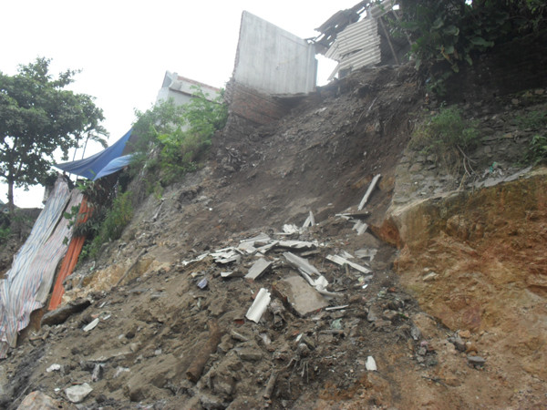 Sau vụ sạt lở sáng nay toàn bộ ngôi nhà đã rơi xuống vực
