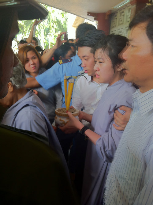 Quỳnh Mi khóc lả và đã ngất xỉu ngay khi thấy linh cữu của anh trai được đưa vào lò hỏa thiêu