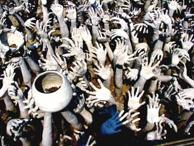 Những bàn tay khẳng khiu, ốm đói, quờ quạng đưa lên từ những cái hồ bên dưới cây cầu đá dẫn vào đền. 