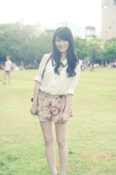 Chân váy chữ A, chân váy xếp ly mang đến một vẻ đẹp nữ tính dễ thương. Phần nơ buộc trên cổ áo hay váy là chi tiết thường thấy trong phong cách thời trang của các cô nàng nữ sinh. Blazer là item đại diện cho phong cách nữ sinh Châu Âu. Diện quần short với áo sơ mi trong ngày đi chơi cùng bạn bè.