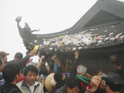 Đặt cả tiền lên mái chùa Đồng để lễ