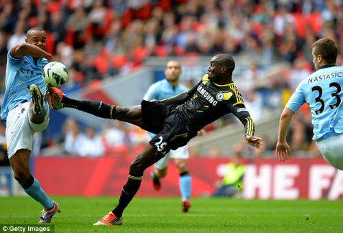 Demba Ba ghi bàn rút ngắn tỷ số xuống 1-2 cho Chelsea. Demba Ba ghi bàn rút ngắn tỷ số xuống 1-2 cho Chelsea